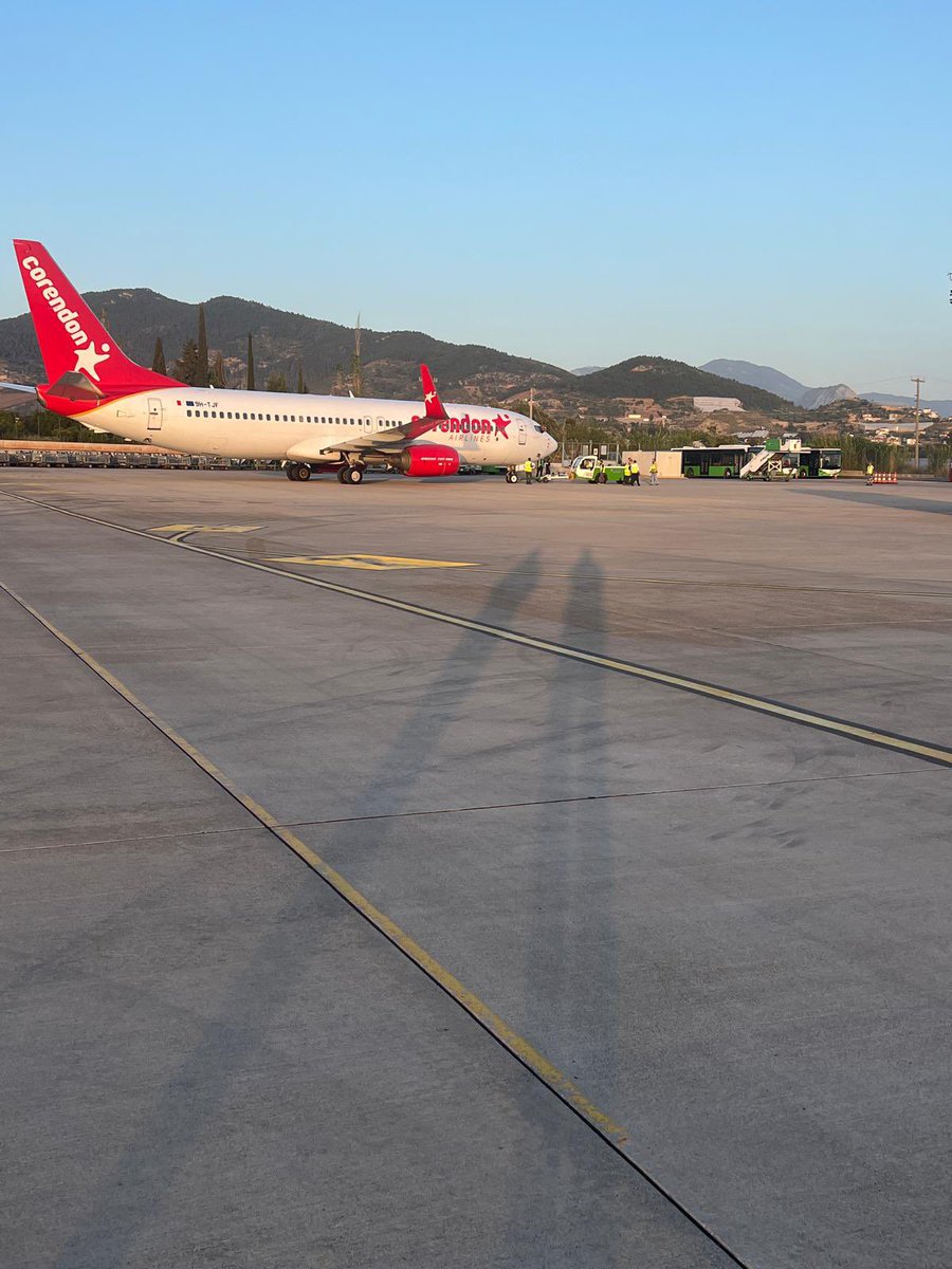 dhmihkeskin's tweet photo. Köln-Gazipaşa seferini gerçekleştirirken Gazipaşa Alanya Havalimanı'na indikten sonra ön lastiği patlayan Corendon Airlines'a ait uçak, Antalya Havalimanı Başmüdürlüğü uzman ARFF ekip ve ekipmanlarının da katıldığı başarılı bir operasyonla park yerine çekildi. Temizlenen pist, trafiğe açıldı. Tekrar geçmiş olsun, Rabb’im milletimizi ve havacılık camiasını kaza kırım ve felaketlerden korusun.