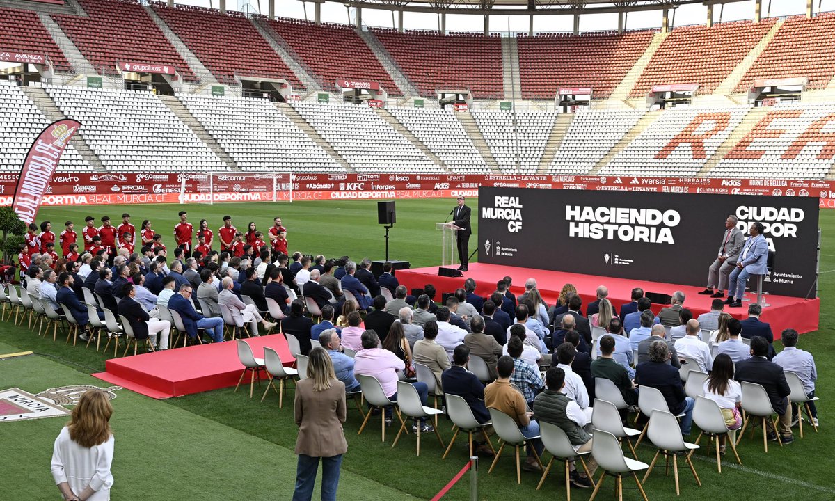 ✅ Seis campos de fútbol, residencias y nuevas zonas deportivas para la Ciudad Deportiva del Real Murcia.

Será la primera ciudad deportiva 100% sostenible de España, para lo que se dotará de energías renovables y de reaprovechamiento del agua.

centromedios.murcia.es/PUBLICO/NotaPr…