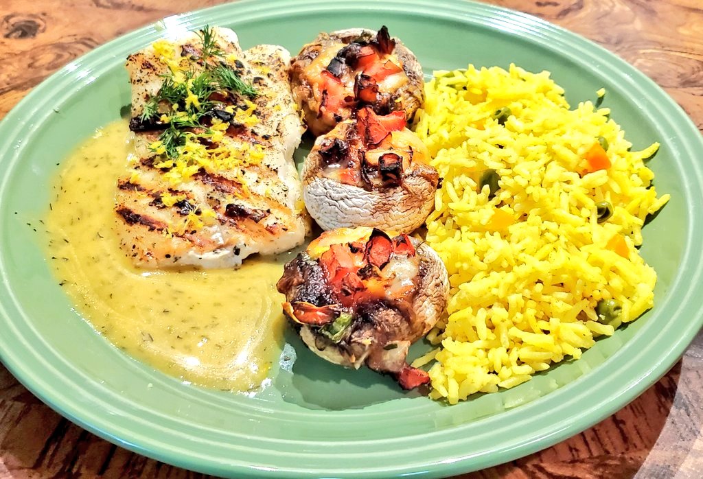 Cod in lemon butter dill, pico de gallo mushrooms and rice 👊😋👍
#Foodie #yummy #fish #HomeChef