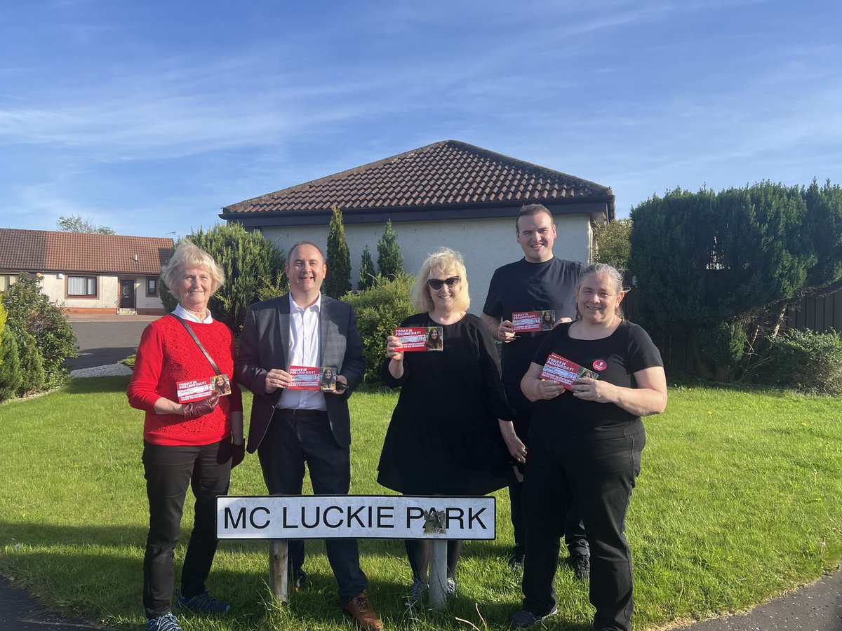 Thanks to a great team on the doors this evening! Polls in Kilwinning are open until 10pm 🕙 Vote @maryhume21 @ScottishLabour #1 🌹🗳️