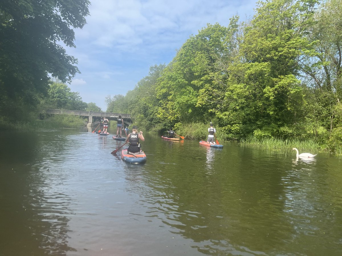 Great weather for a clean up of the River Wensum! 1st year students of environment and global development met with @N_Rivers_Trust to learn about an important citizen science project helping monitor the unique river habitats in East Anglia as well as collect rubbish we found.