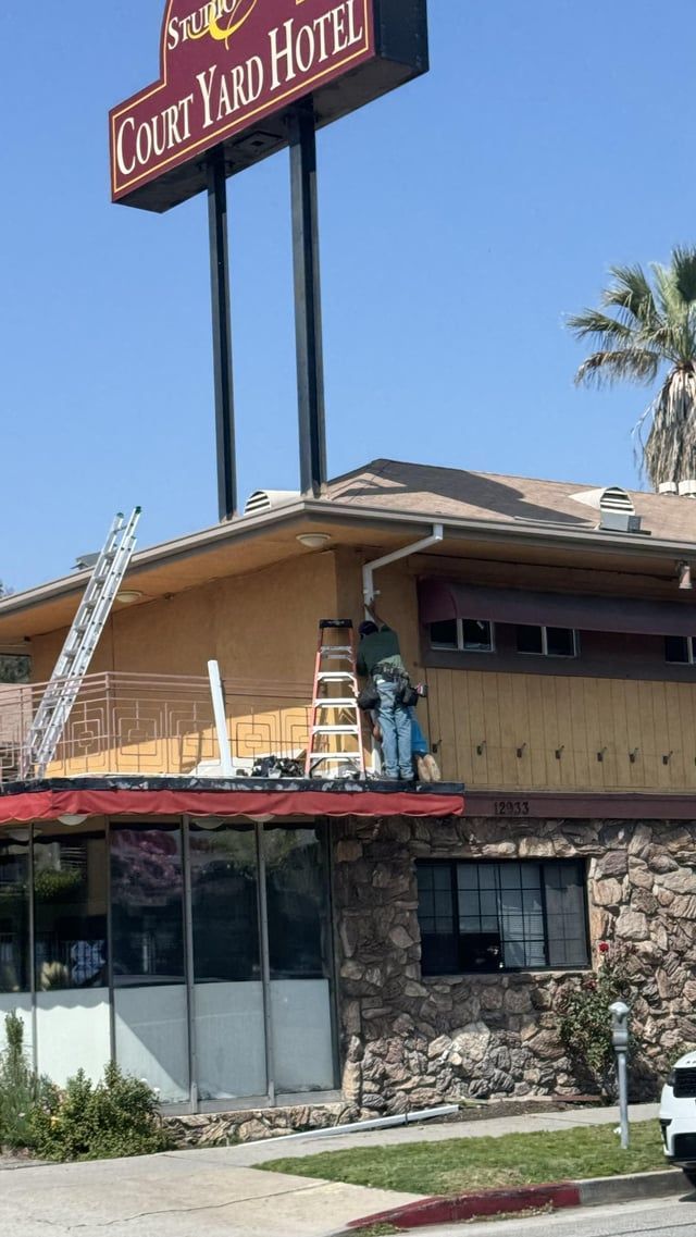 Is the lawn his fall protection? 😅 

#OSHA #safety #fail #constructionfails #constructionDailyReports #Construction #contractors #builder #building #CDR #subcontractors #constructionworker #constructionmanager #constructionmanagement #generalcontractor