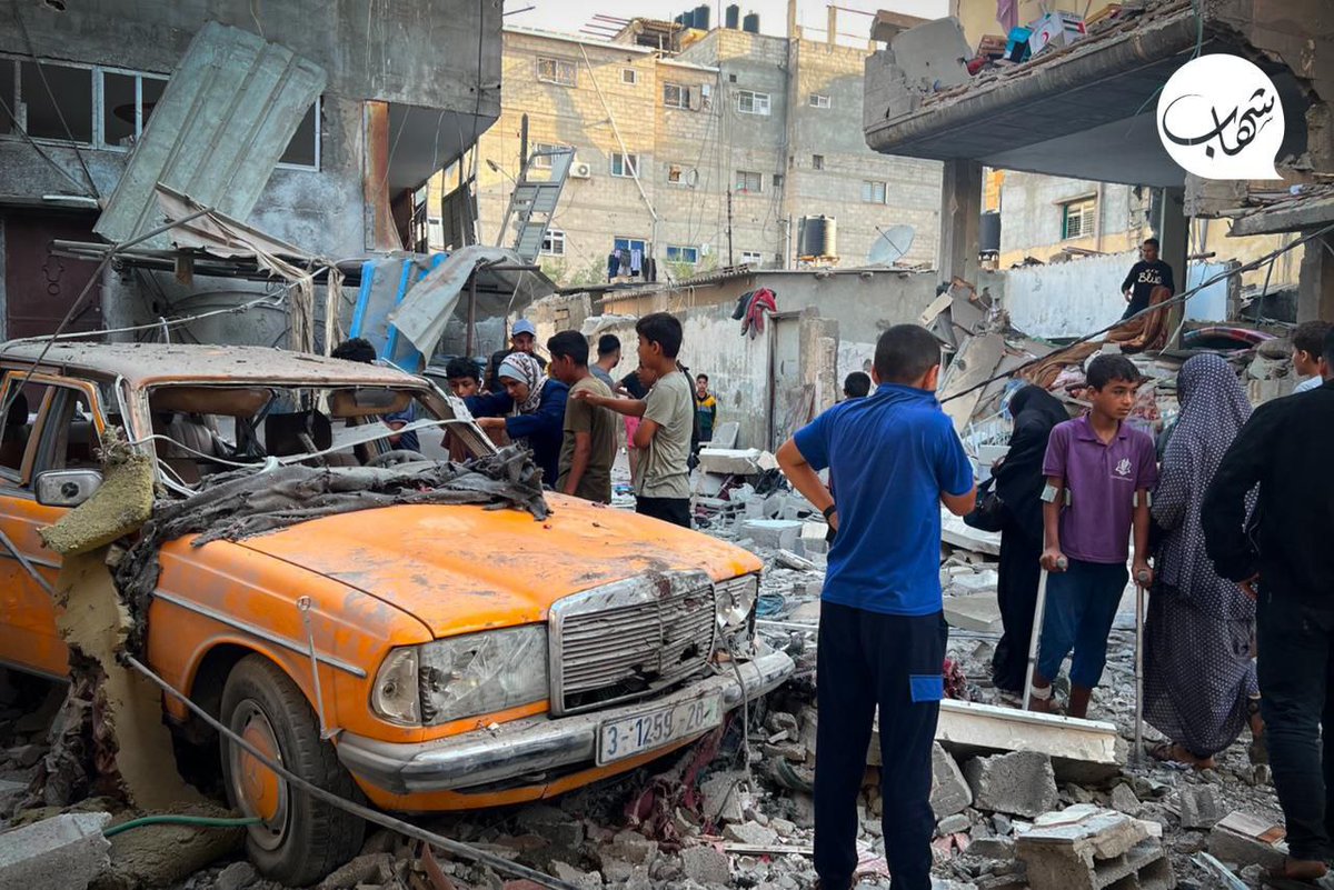Warga Palestina memeriksa kerusakan yang terjadi pada rumah mereka akibat pemboman penjajah di beberapa lingkungan di Rafah selatan, Gaza.