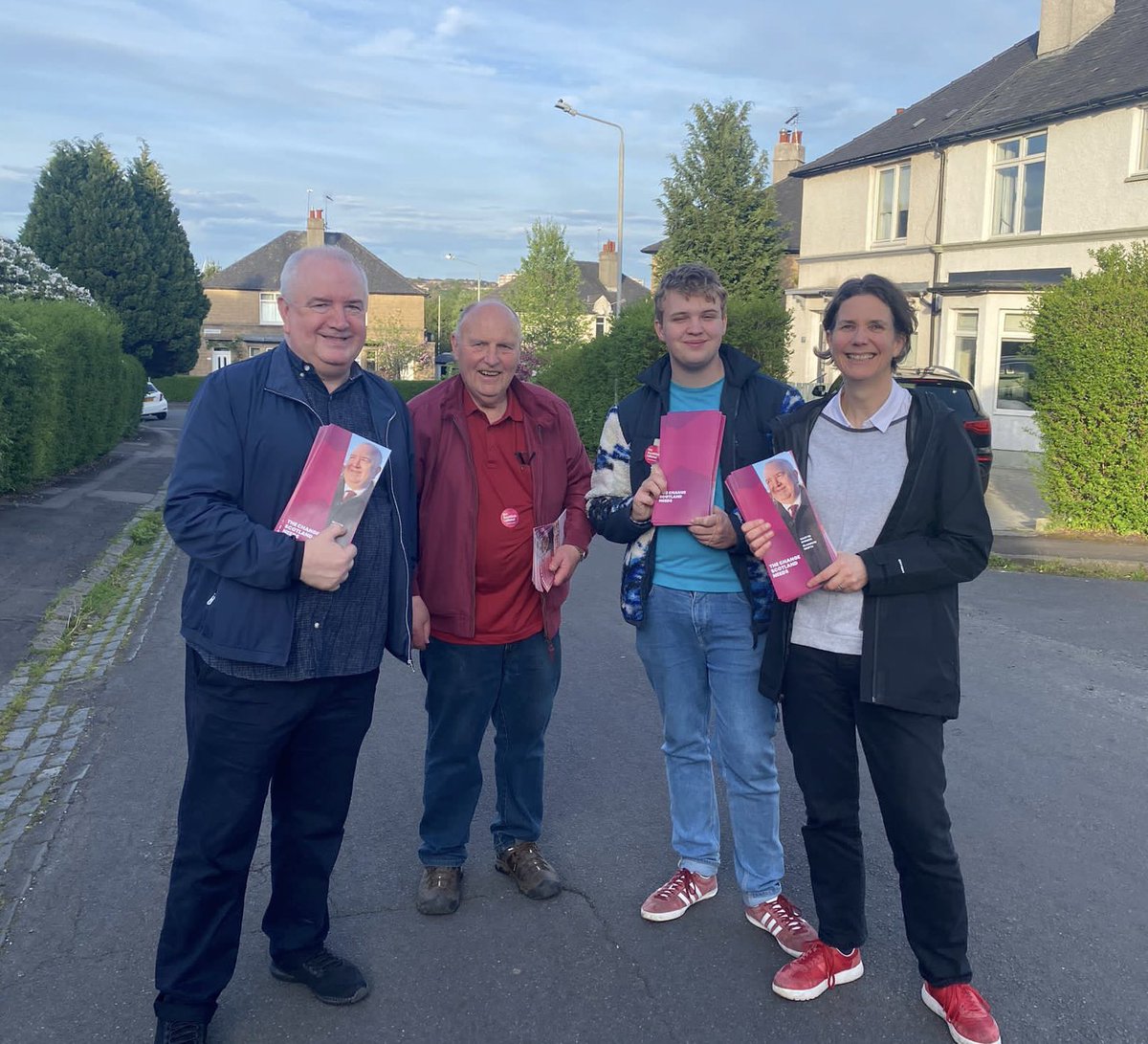 In Kelvindale this evening with local councillor @JillBGlasgow and the team - people telling us that they want a general election as soon as possible to get rid of a failed government. #GENow #VoteScotLab24 #Win24
