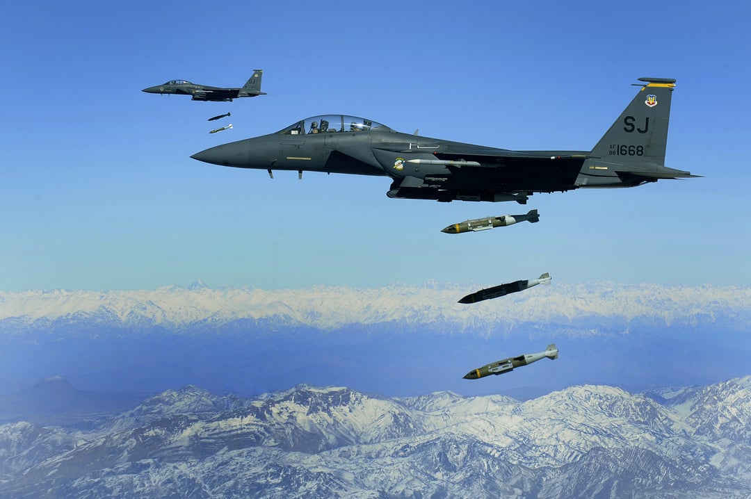 İki USAF F-15E Strike Eagle, Afganistan'ın doğusundaki bir mağaraya çok sayıda 2,000 lb JDAM bırakıyor, 2009.