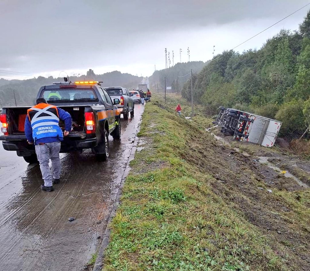 erchiloe's tweet photo. 𝗨́𝗟𝗧𝗜𝗠𝗢 𝗠𝗜𝗡𝗨𝗧𝗢 🚨 𝗤𝗨𝗘𝗟𝗟𝗢́𝗡
Unidades de emergencias trabajan en sector #Compu Alto, Km. 1242, #Ruta5.-
⭕ Preliminar: Se trata de volcamiento de camión a un costado de la calzada, 2 personas lesionadas.
📷 RR SS
𝗣𝗥𝗘𝗖𝗔𝗨𝗖𝗜𝗢́𝗡 🚧
Vía @pera334 https://t.co/3xfHlaWN56