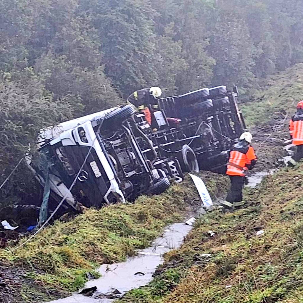 erchiloe's tweet photo. 𝗨́𝗟𝗧𝗜𝗠𝗢 𝗠𝗜𝗡𝗨𝗧𝗢 🚨 𝗤𝗨𝗘𝗟𝗟𝗢́𝗡
Unidades de emergencias trabajan en sector #Compu Alto, Km. 1242, #Ruta5.-
⭕ Preliminar: Se trata de volcamiento de camión a un costado de la calzada, 2 personas lesionadas.
📷 RR SS
𝗣𝗥𝗘𝗖𝗔𝗨𝗖𝗜𝗢́𝗡 🚧
Vía @pera334 https://t.co/3xfHlaWN56