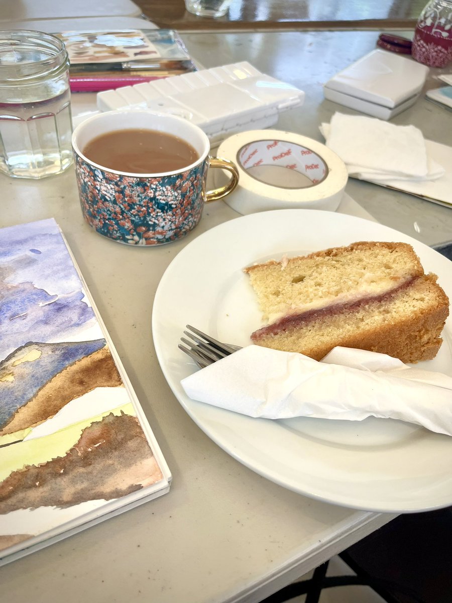 Tea & cake during today’s watercolour class! ☕️🍰 Yum! 🎨🖌️😋 #watercolours #artclass #teaandcake #whatmorecouldyouaskfor❤️ #metime💕 #switchoff