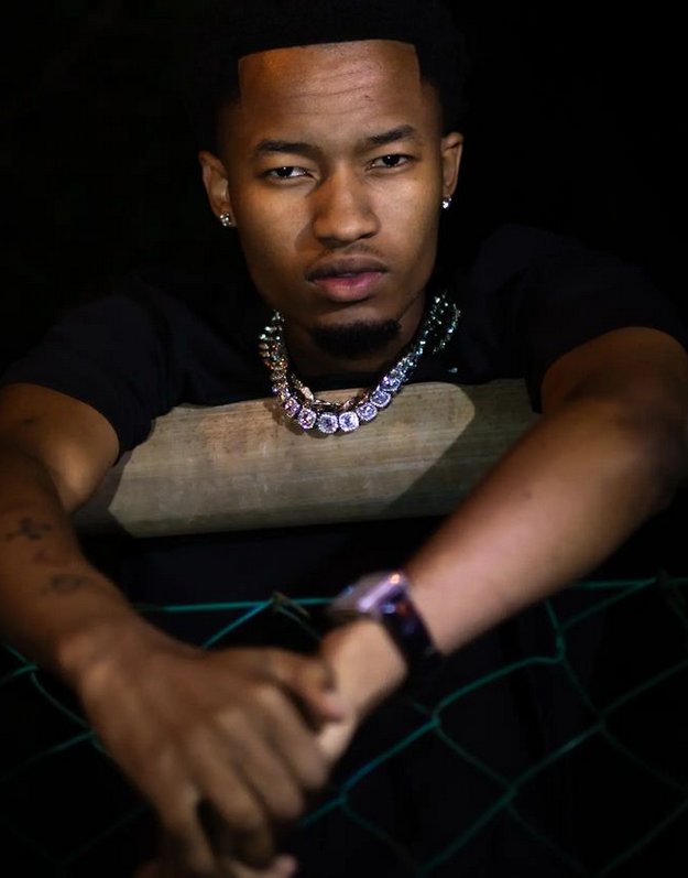 VIBE__SA's tweet photo. Every #VibeTop3 just keeps getting better and better: with this week’s feature, we have @jayspayd  | stay tuned to see what we vibing to tomorrow. https://t.co/qxR92T2BLQ