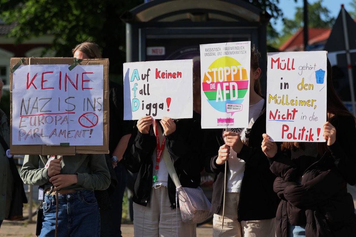 #b0805 #Pankow #Blankenburg Viele waren wir gestern an der Bücherbox - danke an alle die sich mit uns gegen die #noAfD positioniert haben. Zwei Demos mit mehr als 150 Menschen setzten ein starkes Zeichen! Bilder auch von @PresseserviceRN DANKE! flickr.com/photos/timmoen…