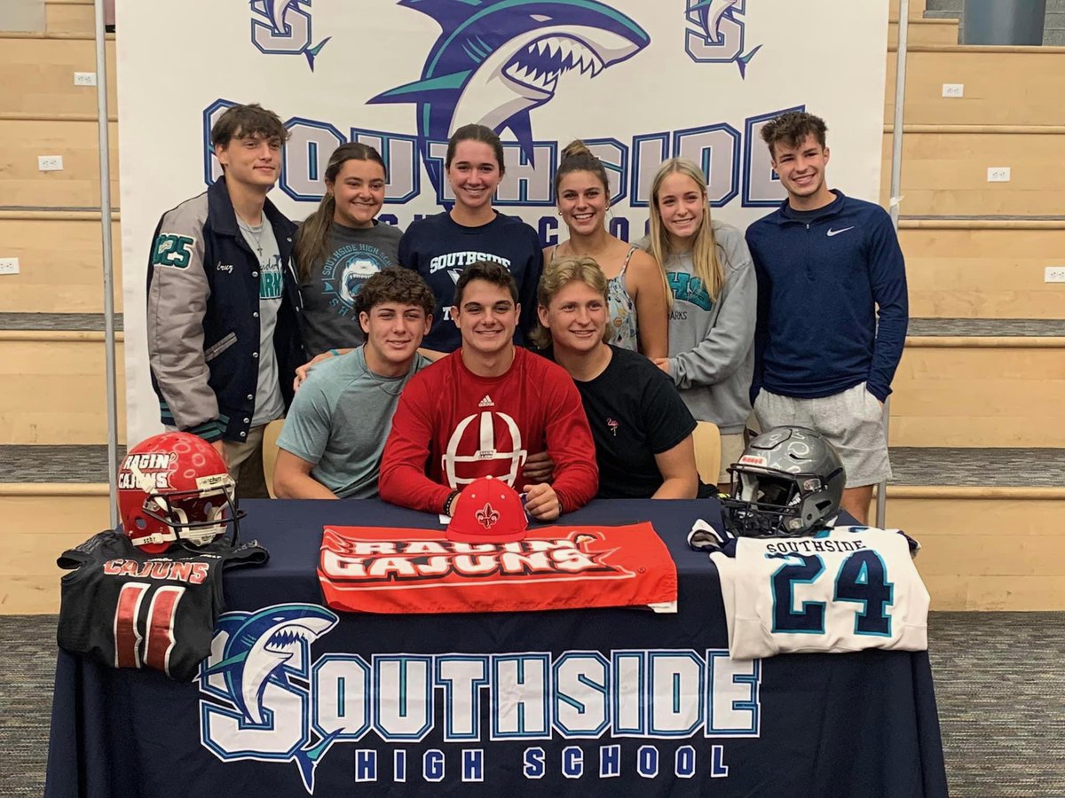 GuilbeauBrayden's tweet photo. Officially apart of the #cULture‼️🤟🏻🌶️@michaeldes1 @mouton0914 @leg12tim @CoachMunoz13 @CoachMGiuliani @CoachSchwanz @RaginCajunsFB @shsfearthefin https://t.co/rZ9yDymnnv