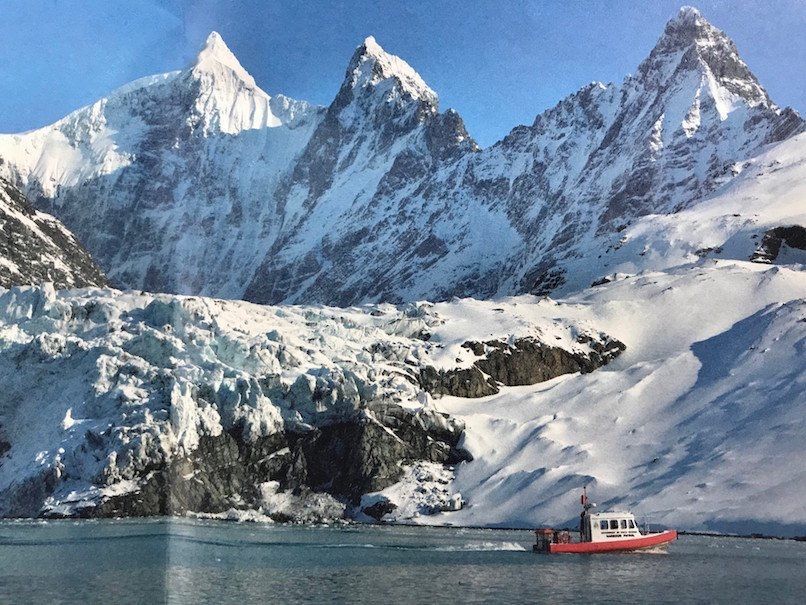 Shacketon staggered ashore on S Georgia today in 1916. The previous 48hrs saw his crew run out of fresh water, survive hurricane force winds & narrowly avoid offshore rocks. It was the end of an epic 800 mile open boat journey. But a mountain range still lay between them & safety