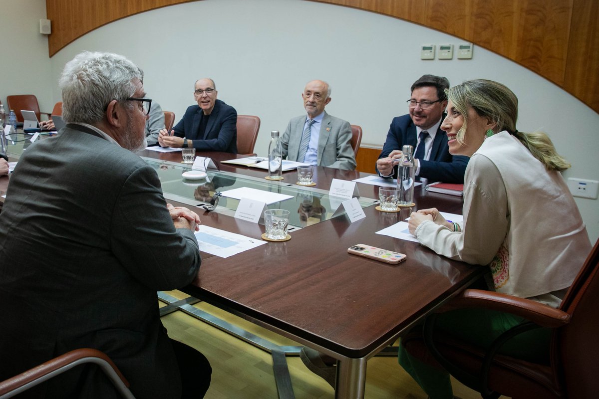 Agradezco a los miembros de LOABRE la reunión que hemos mantenido, este miércoles, junto a mi presidenta @MGuardiolaM. Nos han trasladado los múltiples proyectos en los que están trabajando y las grandes ideas surgidas de la experiencia profesional y vital que aglutinan.