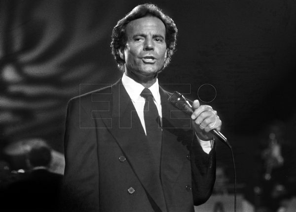 El cantante Julio Iglesias durante la grabación del programa 'Sábado Noche' de Televisión española el #9may de 1989. #EFEfototeca