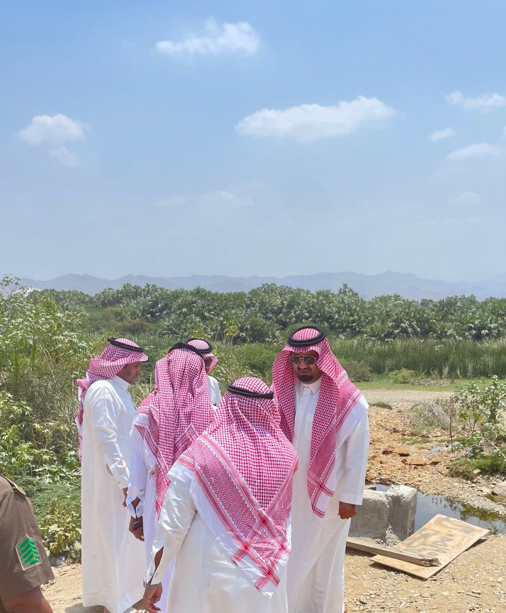 Baishgov's tweet photo. قام محافظ بيش أ.عماش بن فهد الشكره بجولة تفقدية لمركز الفطيحة و جريان وادي بيش جاءت بناءً لتوجيهات صاحب السمو الملكي الامير محمد بن ناصر امير منطقة جازان للاطلاع على جريان وادي بيش و وجه لجان عقارات الدولة وإزالة التعديات بالمحافظة بتكثيف أعمالهم لما فيه تحقيق المصلحة العامة https://t.co/geXADWw2mk