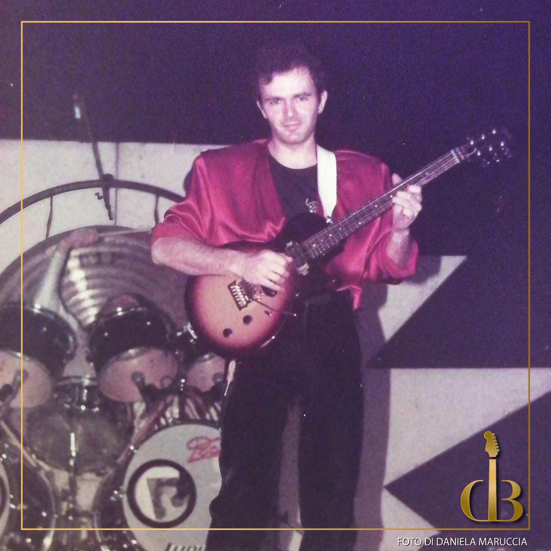 Come foto dal passato del giovedì ecco la #GibsonLesPaulJunior del 1954, strumento al quale sono molto affezionato. Scatto del #gennaio1984, Teatro Tenda di #Lecce, Tour #TropicoDelNord. #DodiBattaglia #60CompagneDiViaggio bit.ly/dodi-le-chitar… #Gibson #tbt #throwbackthursday