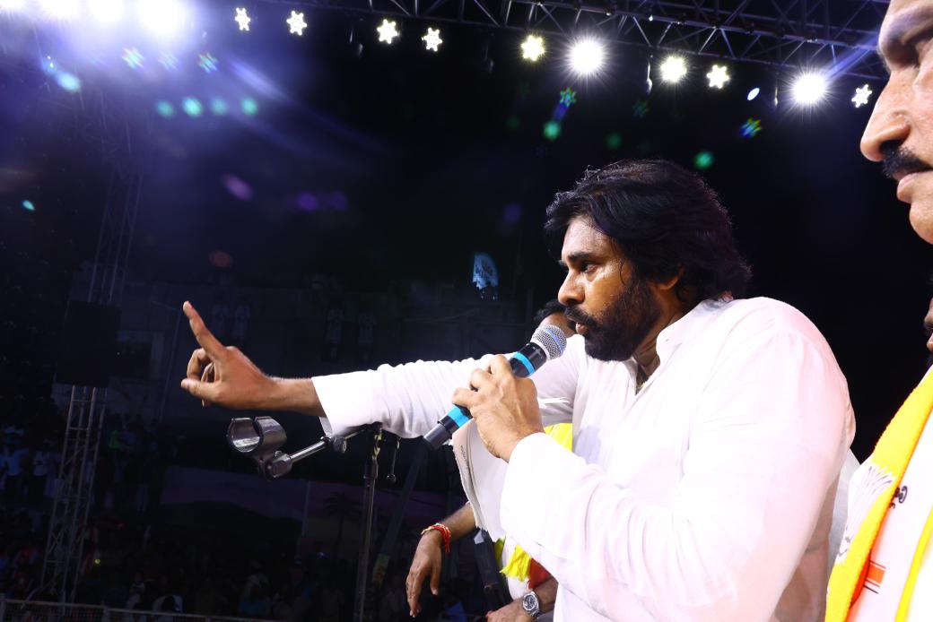 JanaSenaParty's tweet photo. జగన్ కు ఇప్పటికే తన ఓటమి అర్ధమైంది

వైసీపీ పాలనలో రాష్ట్రం వెనక్కు వెళ్లిపోయింది

మైనార్టీల భద్రత, భరోసాకు కూటమిది హామీ

దెబ్బ ఓ వైపు తగిలితే మరో వైపు బ్యాండేజీ వేసుకునే పెర్ఫామెన్స్ నాయకులను నమ్మకండి

విజయవాడ పశ్చిమ నియోజకవర్గం వారాహి విజయభేరీ సభలో శ్రీ పవన్ కళ్యాణ్ గారు https://t.co/fGDVx5Qq68