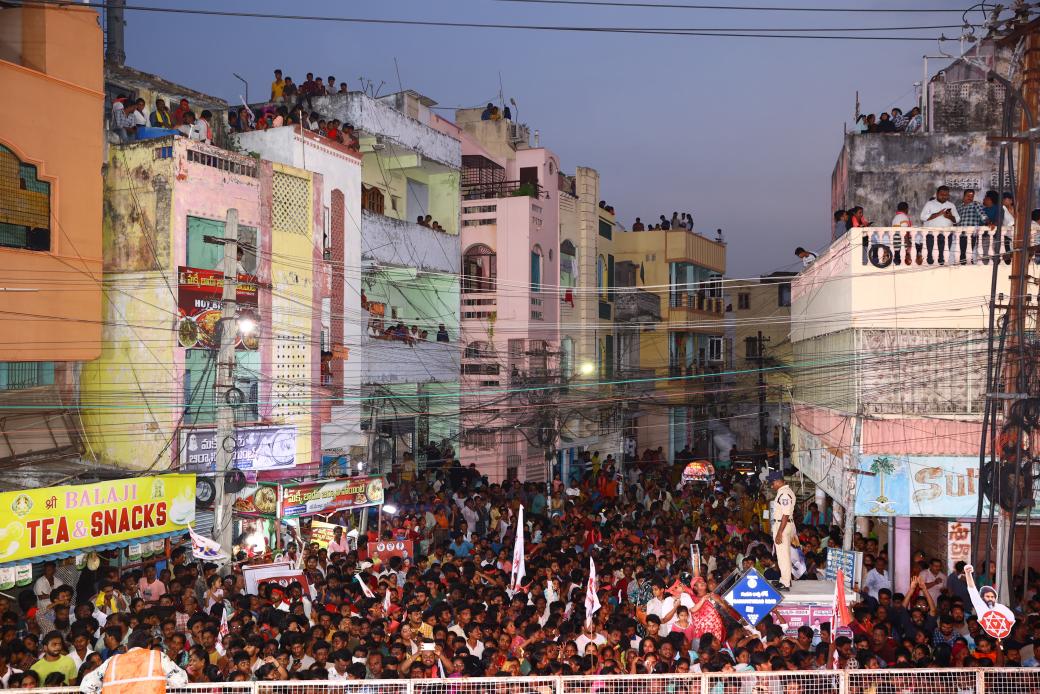 JanaSenaParty's tweet photo. జగన్ కు ఇప్పటికే తన ఓటమి అర్ధమైంది

వైసీపీ పాలనలో రాష్ట్రం వెనక్కు వెళ్లిపోయింది

మైనార్టీల భద్రత, భరోసాకు కూటమిది హామీ

దెబ్బ ఓ వైపు తగిలితే మరో వైపు బ్యాండేజీ వేసుకునే పెర్ఫామెన్స్ నాయకులను నమ్మకండి

విజయవాడ పశ్చిమ నియోజకవర్గం వారాహి విజయభేరీ సభలో శ్రీ పవన్ కళ్యాణ్ గారు https://t.co/fGDVx5Qq68