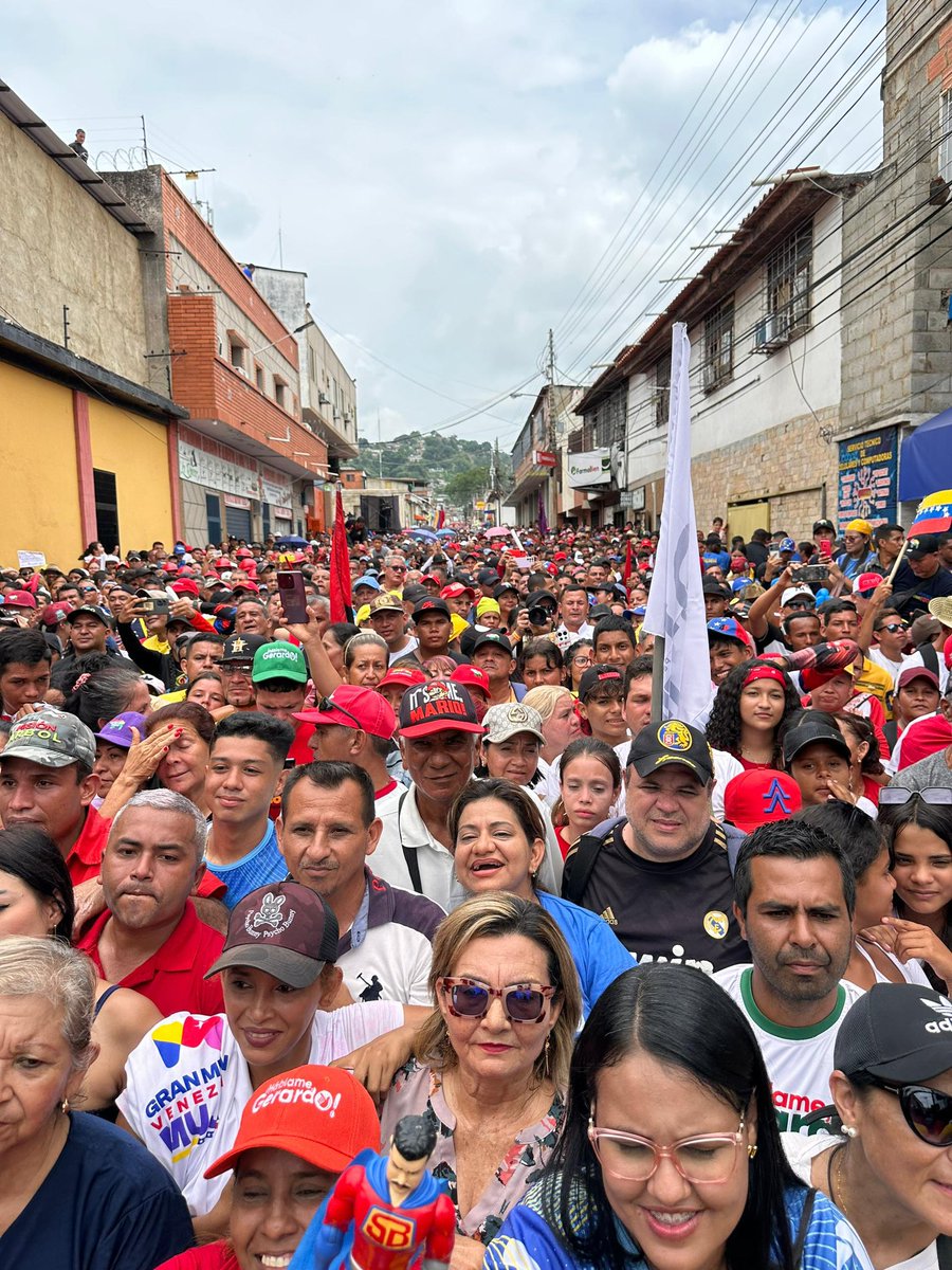 #9May | Las calles de #Valera en el estado #Trujillo se desbordaron de pueblo en apoyo a nuestro Presidente @NicolasMaduro y en rechazo al bloqueo del imperialismo #NicoEsUnDuro #BidenLevantaLasSancionesYa @Gerardo4fPsuv @delcyrodriguezv @jorgerpsuv