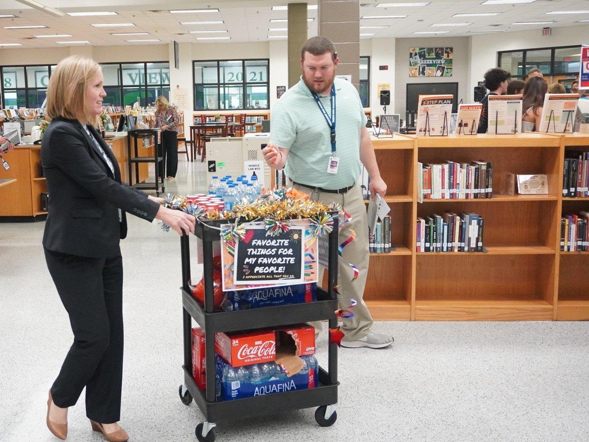 It’s national Teacher Appreciation Week, and Superintendent of Schools Mary Elizabeth Davis continued the celebration with a visit to Creekview HS.  She shared “her favorite things for her favorite people” and met with teachers to hear feedback on CCSD. #CCSDfam #ThankATeacher