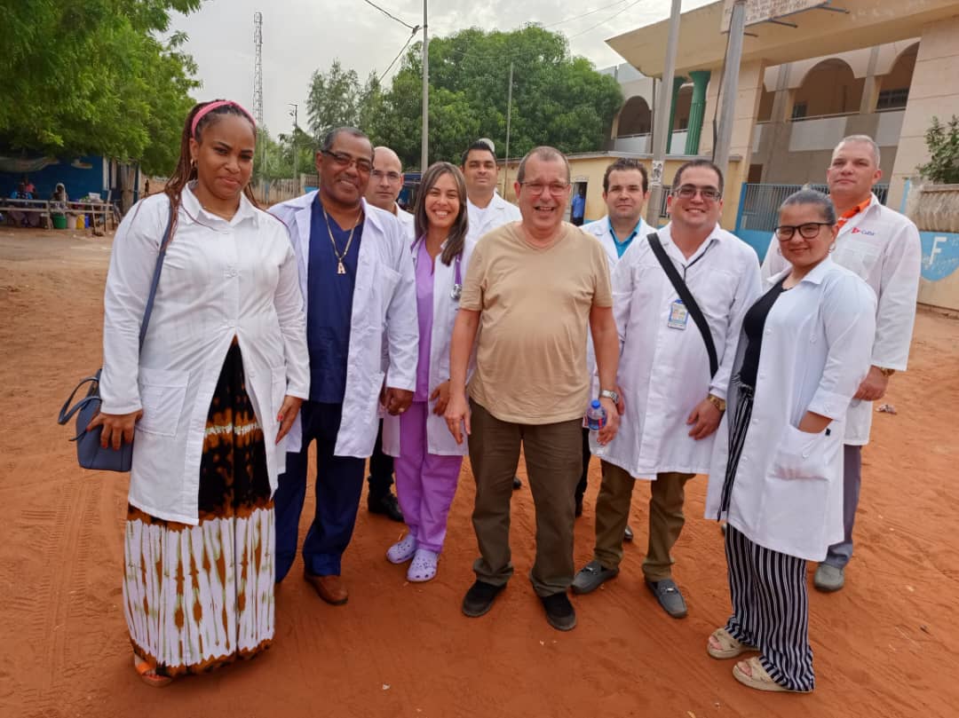 Luego de su Regreso por Tierras Senegalesas, nuestro Embajador Lic. Rubén García Abelenda realizó una parada en el Hospital General de Farafenni, dónde se encuentra nuestra Brigada CubaCoopera GambiaFarafenni. #CubaCoopera #45GambiaCuba