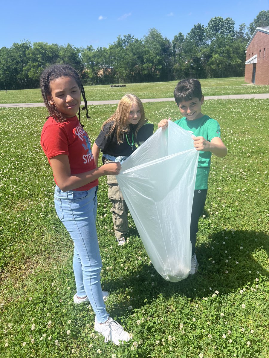 Mrs. Ayers 5th graders are Thinking Environmentally by cleaning up the playground. <a href="/MNPS_kidshealth/">MNPS Healthy Schools</a> #MNPSWellnessWeek2024