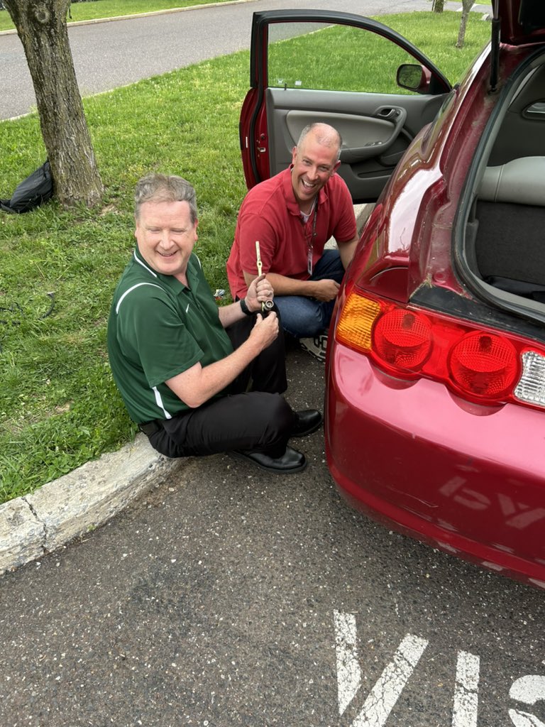 Not all heroes wear capes! Some wear <a href="/Methacton/">Methacton Schools</a> badges.  Thanks to these two for helping me get home today! 
🙏🏻 🛞 🆘