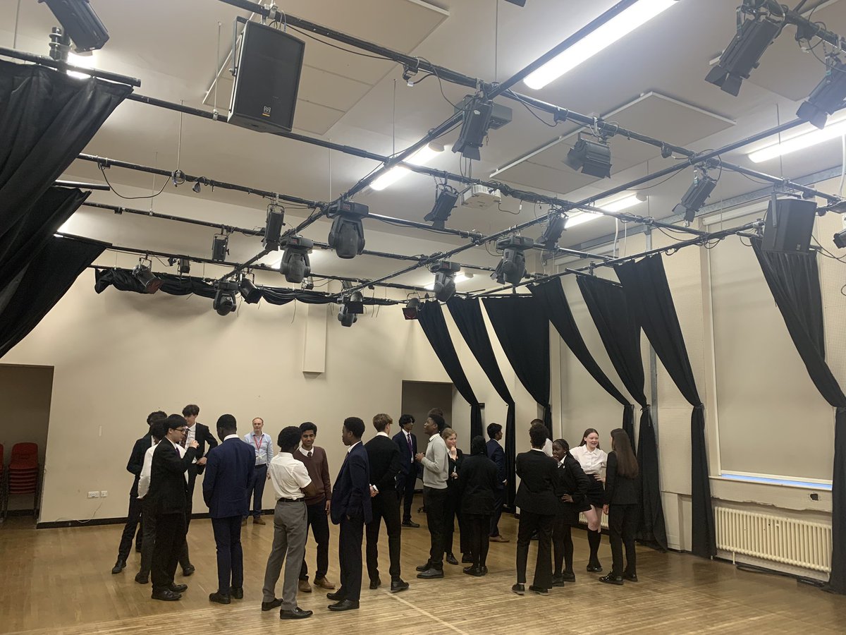 Year 12 had an exciting workshop with Ben Walden today. They spoke of impressive leadership skills, how to present themselves and speak with confidence. 🗣️ @DartfordGS