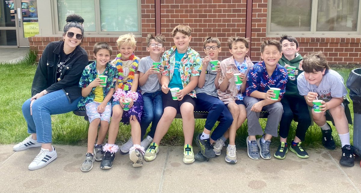 How many 4th Graders (+ the Art Teacher) can fit on one bench while eating Kona Ice? #teamBPS #championsforchildren @TSWildcats_BPS