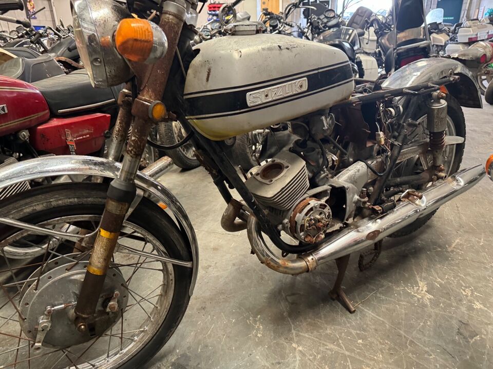 Ad:  1971 Suzuki T350 2-Stroke
On eBay here -->> ow.ly/oo9H50RATNB

 #SuzukiT350 #2Stroke #ClassicMotorcycle #MotorcycleForSale #BikeLovers #RetroRide #TwoWheeler #1971Suzuki