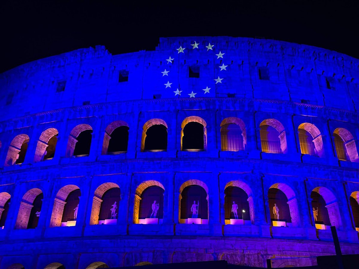 Per la Giornata dell’Europa il Colosseo si tinge dei colori della bandiera dell’Unione Europea e delle 12 stelle per celebrare la pace e l'unità in Europa 🇪🇺 📸 @esciacchitano