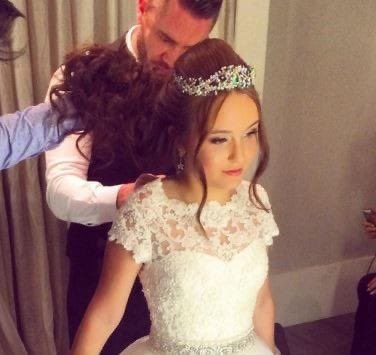 selecosmics's tweet photo. passa o tempo e ninguém parou o brasil como a larissa manoela parou por causa da festa de 15 anos https://t.co/RIc65mxSUN