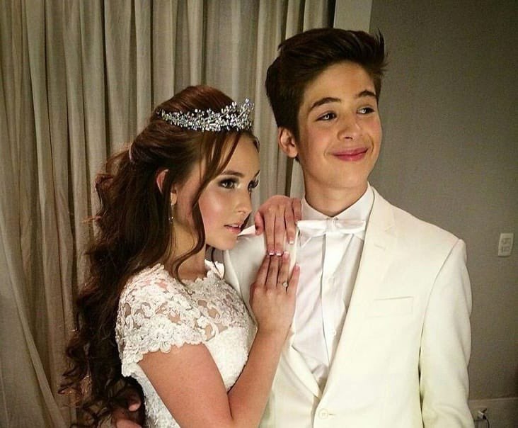 selecosmics's tweet photo. passa o tempo e ninguém parou o brasil como a larissa manoela parou por causa da festa de 15 anos https://t.co/RIc65mxSUN