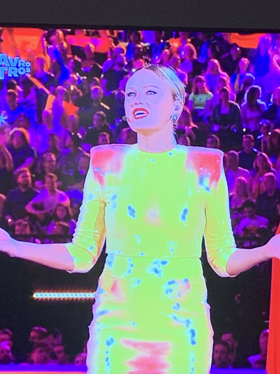 De jurk kleurt rood op plekken waar ze zweet ofzo?!😂😂😂😜#Eurovision2024