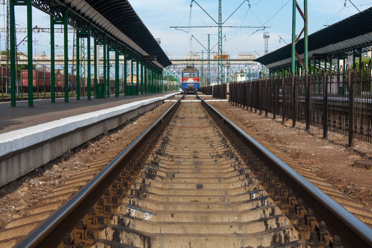 CheminsdeFerTC's tweet photo. 9 mai : journée de l'Europe. En gare de #Tchop en =>#Ukraine (frontières slovaque et hongroise au sud-est), une loco =>#VL10 des =>#Ukrzaliznytsia va tracter un convoi #RegioJet entre Prague et Tchernivtsi.
Auteur : Saintantonio21 par https://t.co/LUPb4Dmxtc https://t.co/Ovh8LwEEyg