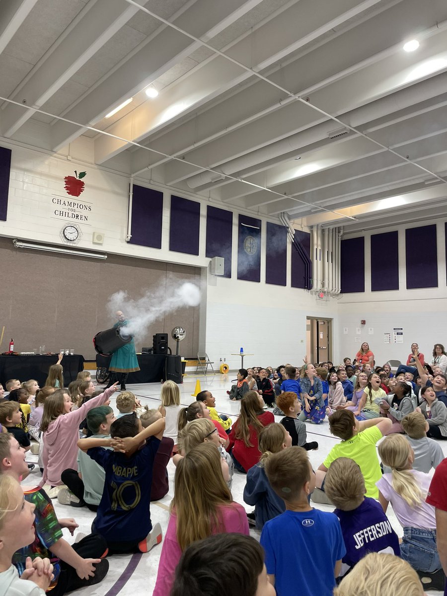 The Science Wizard gave an excellent presentation @BVHawksBPS @BellevueSchools Thanks to BV’s PTA for the experience.