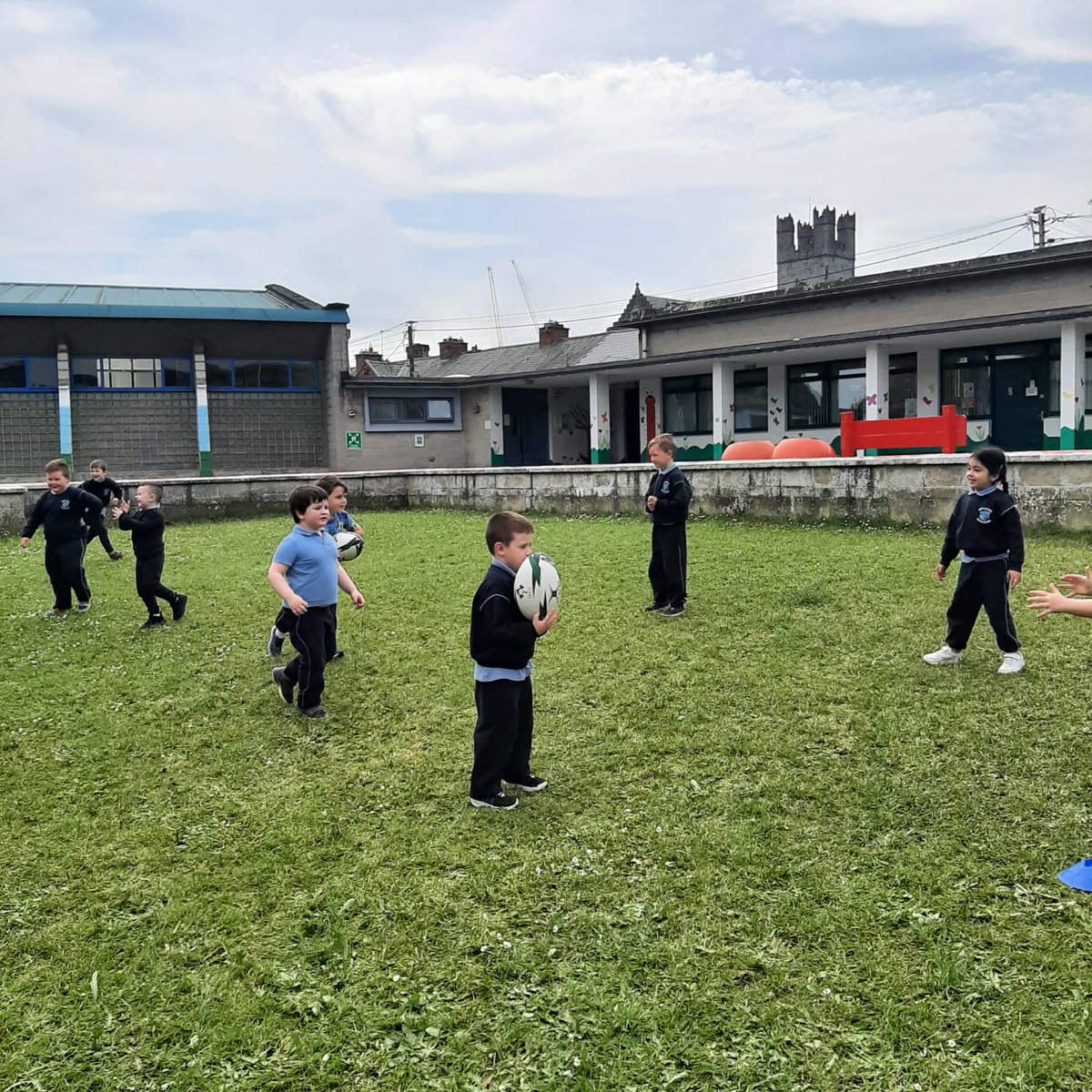 Junior Infants had their first taste of rugby today with @KennethMcNama15 from @Munsterrugby. Mr O'Byrne is looking forward to seeing lots of new recruits in @MarysRFC in September 💪🏻💪🏻💪🏻🏉🏉🏉 #Rugby #BeActive