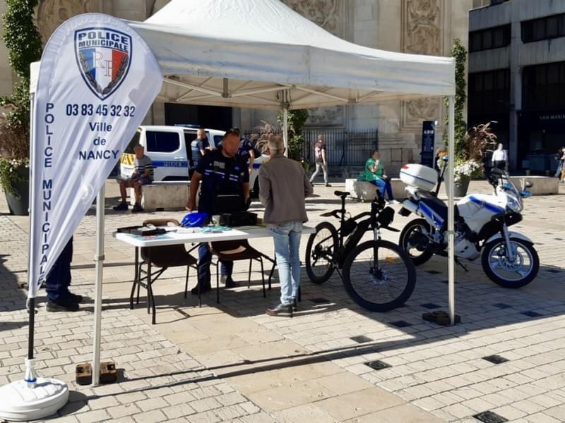 Proximité : nous vous rencontrons au cœur de votre quartier. 📍 Prochain « Point Contact » : vendredi 10 mai de 11h à 12h, parking du Carrefour des #3Maisons, 77 rue C. Keller à #Nancy. 💬 Venez échanger sur tous les sujets avec un policier municipal : bit.ly/4aR2ucb