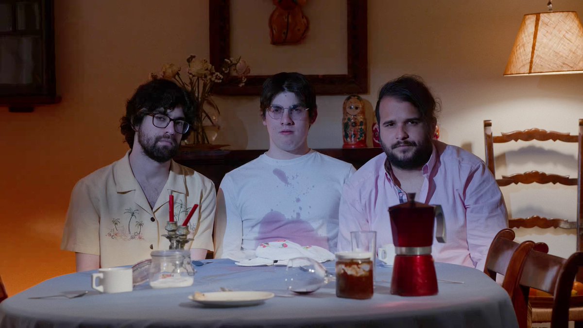 TechnicolorB's tweet photo. Rompimos un par de cosas, derramamos vino y nos gritamos, pero todo era parte del guion y estamos felices por este lanzamiento <3 pasen por el video y dejen un comentario para acompañarnos
https://t.co/dHVqszoUAj https://t.co/5NQbkRg9Ak