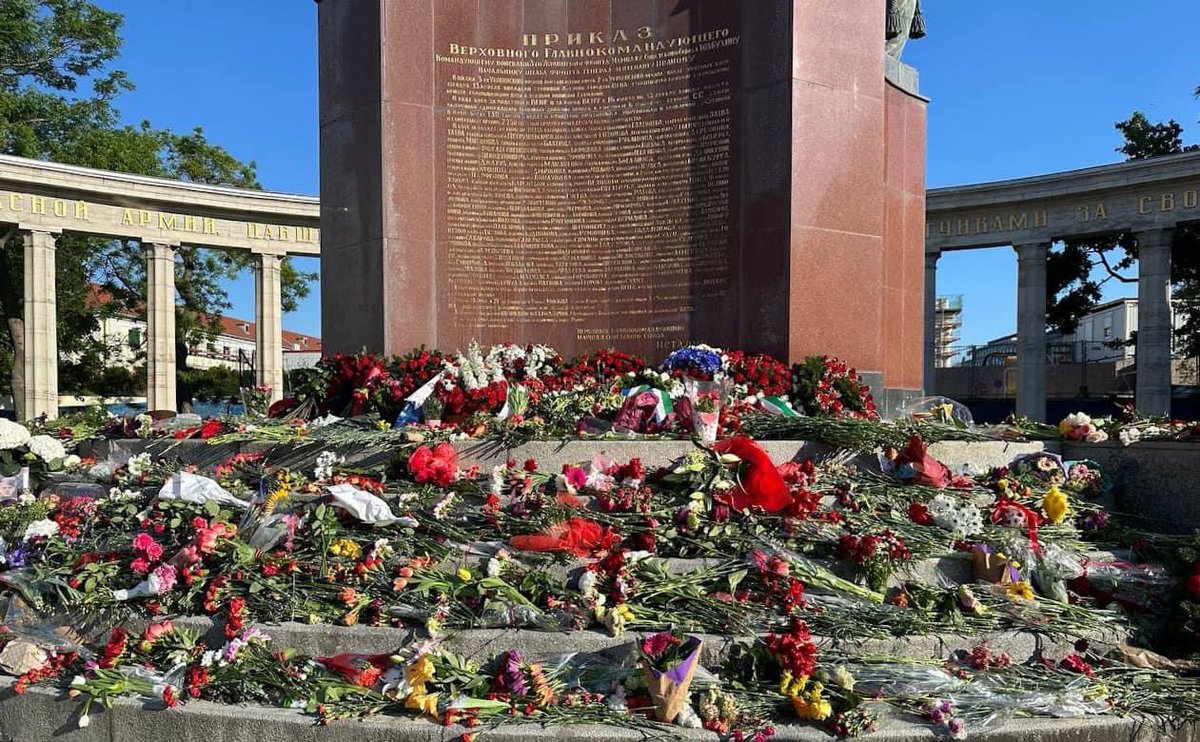 ⭐️ Das „Unsterbliche Regiment“ marschierte durch die Wiener Innenstadt und legte Blumen zum Heldendenkmal am Schwarzenbergplatz nieder. Mehr als 500 Landsleute nahmen an den Veranstaltungen des „Unsterblichen Regiments“ teil. 🔗 t.me/RusBotWien_DE/…