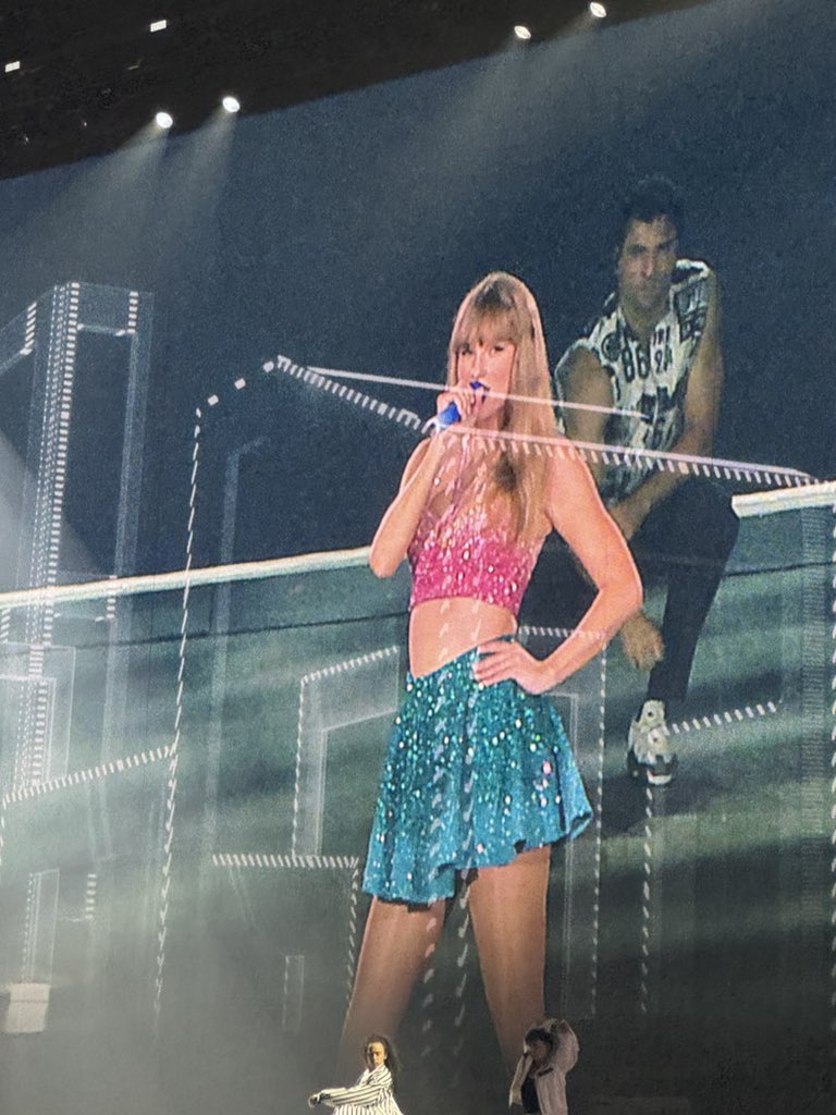 TSTheErasTourSG's tweet photo. 📣 | The new 1989 outfit is now in two colors!!! 😍 https://t.co/MINkYWAIU3