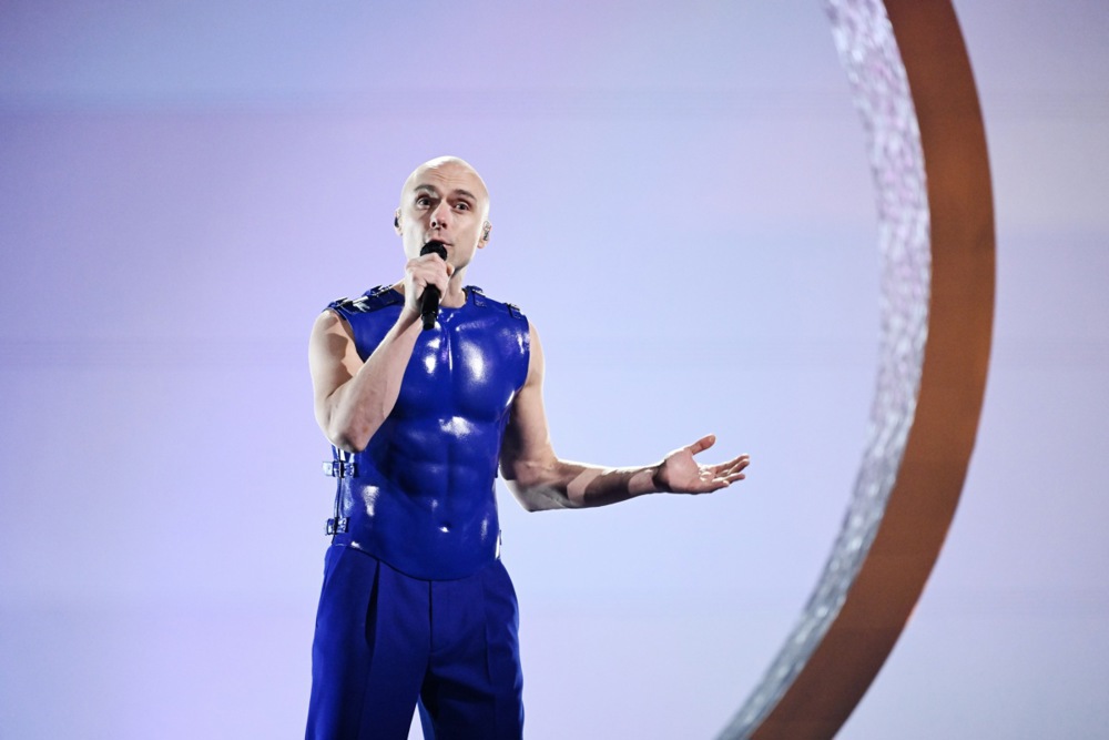 Drugo polovico nastopov na @Eurovision začenja Latvija. Eden izmed največkrat nagrajenih latvijskih glasbenikov v zadnjem desetletju Dons, ki v domovini velja za poprock ikono, poje pesem Hollow. Ta je bila sprva izdana v latvijščini. ⬇️ rtvslo.si/zabava-in-slog…