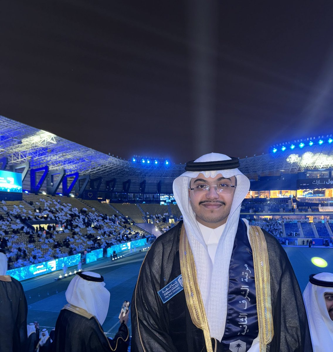FAltaraifi's tweet photo. (وَآخِرُ دَعْوَاهُمْ أَنِ الْحَمْدُ لِلَّهِ رَبِّ الْعَالَمِينَ)

اقدم تخرجي هذا لوالدي ووالدتي واخي وخواتي وايضا لزملائي الخريجين واشكرهم جزيل الشكر على جعل السنوات الاربع الماضية من اهم لحظات حياتي💙

شكرا لكم من القلب ♥️♥️ https://t.co/tLgH4K4swb
