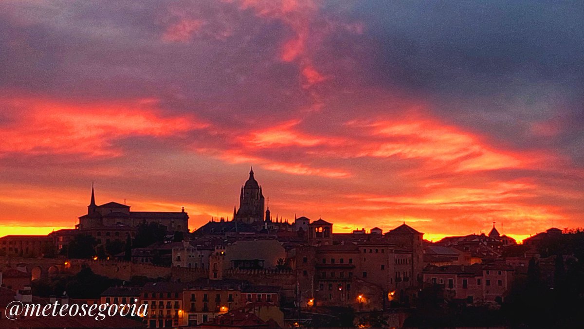 Candilazo con el skyline de #Segovia el jueves al atardecer.