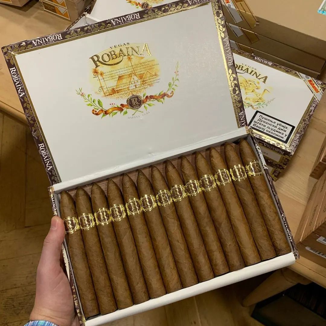 The Vegas Robaina Unicos is an astonishing and complex medium-full Pyramid, 6.1” (156mm) long, of 52 ring gauge, and comes in a 25 box. ... The taste is very typical of Vegas Robaina puros: smooth yet vibrant with a pinch roasted coffee. Goes along well with aged spirits.