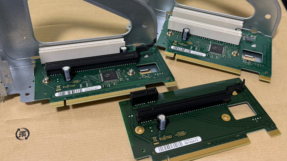 何だかんだでESPRIMO D586/587/588用のライザーカード3種をフルコンプしちゃったやつ。
PCI/PCIe x16のD3454-A11(5,110円で購入)とPCI/PCIのD3455-A11(685円で購入)とPCIe x1/PCIe x16のD3456-A11(4,999円の中古PC本体購入時に付属)。