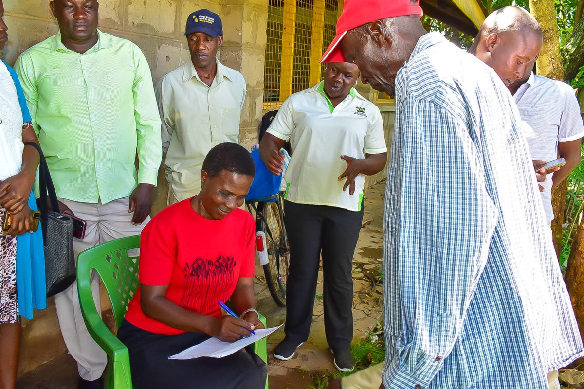 Today my team continued with the distribution of certified Sunflower seeds in Usigu village, Yimbo East Ward in Bondo Constituency. 𝐎𝐢𝐥 𝐌𝐚𝐝𝐞 𝐢𝐧 𝐒𝐢𝐚𝐲𝐚 𝐢𝐬 𝐚 𝐩𝐫𝐢𝐨𝐫𝐢𝐭𝐲. The team from the agriculture department took time to educate our farmers on good