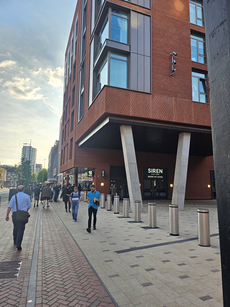 Checking out the new <a href="/SirenCraftBrew/">Siren Craft Brew</a> bar Siren RG1 
Fantastic space- genuinely going to be a destination for food and the whole range of drinks aside from beer in it's own right.
2 minute walk from #reading train station too 😎
Well done team!