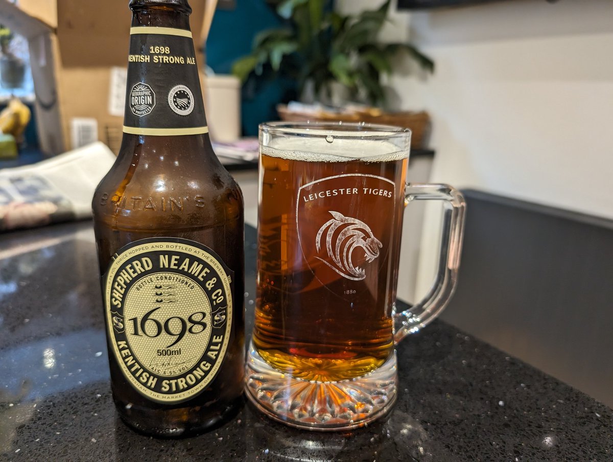 #notbeerbods in an age of golden and hazy beers, it's heartwarming to get up close and personal with a copper coloured beer. It's a real beauty from @ShepherdNeame and tastes every bit as good as it looks.