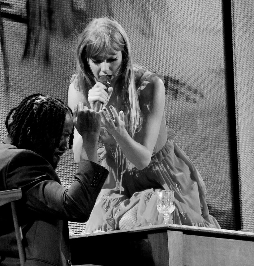 beezusworldx's tweet photo. Goodbye, goodbye, goodbye you were bigger than the whole sky… 🕊️ #ParisTStheErasTour https://t.co/N9ug5L96YX